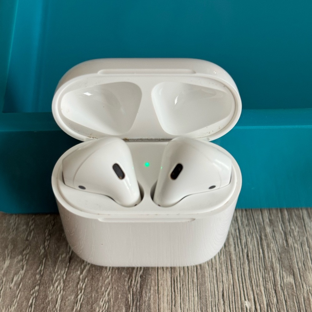 Apple AirPods (2nd Gen) with Case
